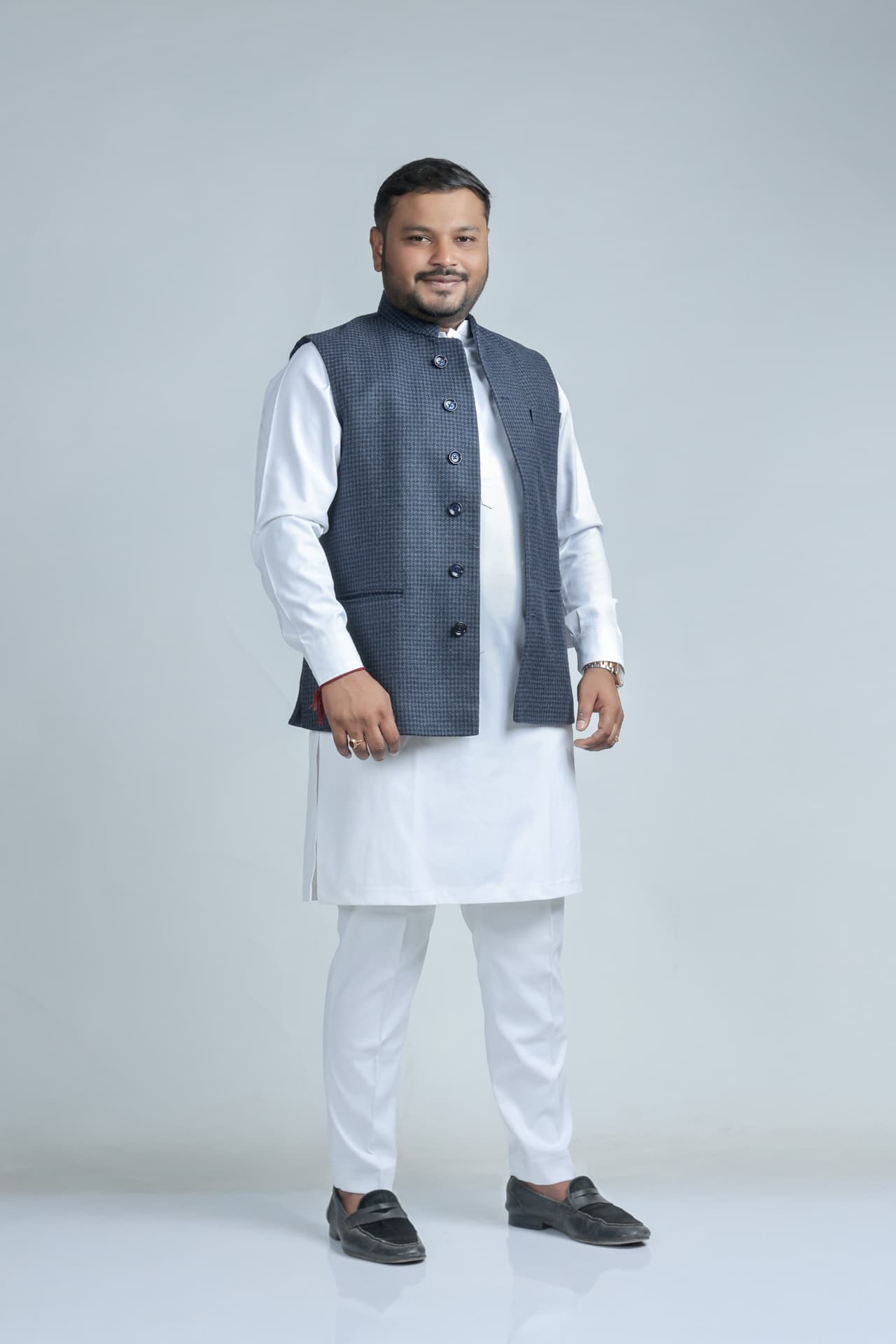 દેવ કોરડિયા — નેવી જેકેટમાં પોર્ટ્રેટ